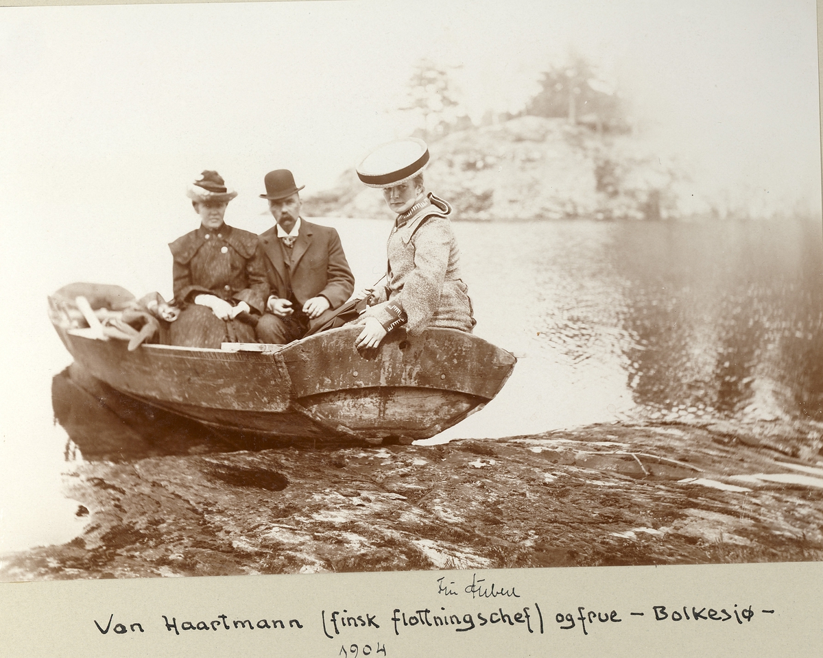 Von Haartmann (finsk flottningschef/fløtningsinspektør) og frue og fru Aubert sitter i en pram på Bolkesjø 1904.
Dette bildet er tatt rett nedenfor damhytta som ligger der Fulldøla renner ut av Follsjø.