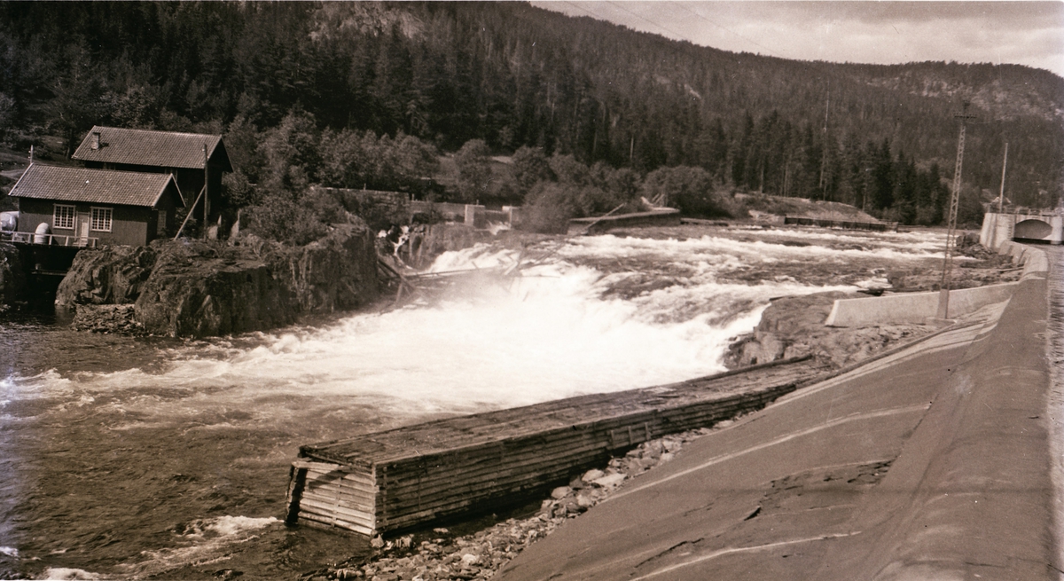 Tinnelva, foss, bygninger på elvebredden