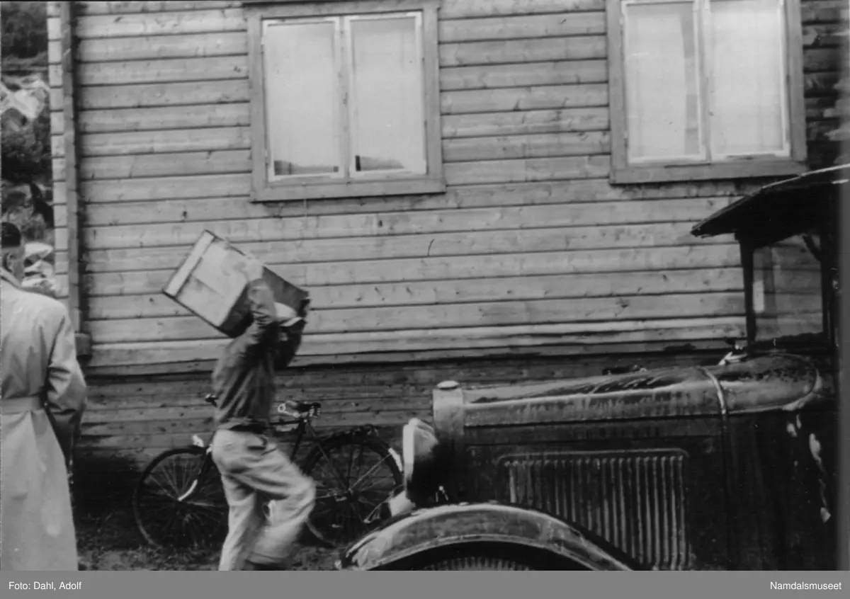 Frelsesarmeens brakke i Namsos. Radioinnsamlingen i 1941. En mann kommer med en radiokasse på skuldra.
