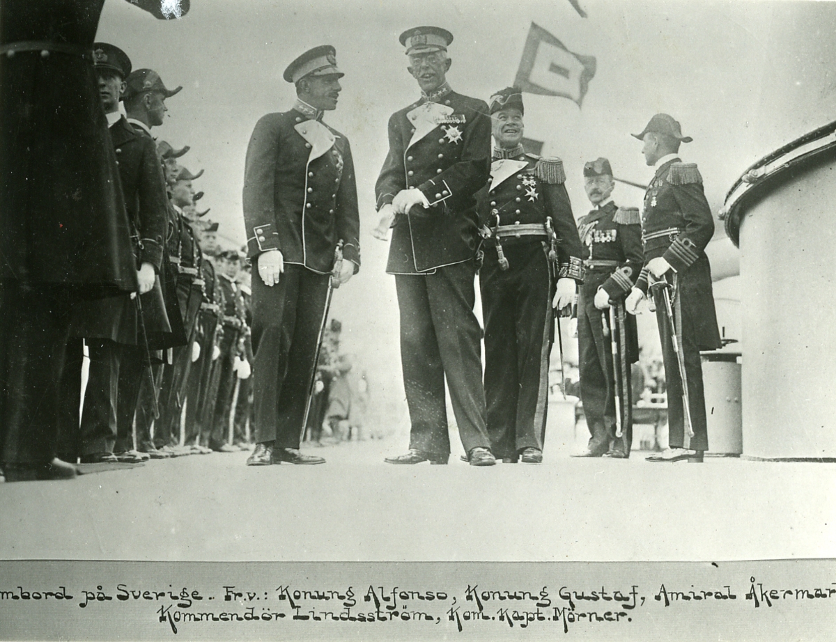 Från spanske kungen Alfonso XIII:s besök i Stockholm 1928; ombord på pansarskeppet Sverige med Gustaf V och sjöofficerare. Från vänster: Alfonso XIII, Gustaf V, amiral Åkermark, kommendör Lindström, kommendörkapten Mörner."