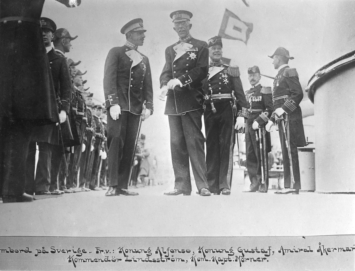 Från spanske kungen Alfonso XIII:s besök i Stockholm 1928; ombord på pansarskeppet Sverige med Gustaf V och sjöofficerare. Från vänster: Alfonso XIII, Gustaf V, amiral Åkermark, kommendör Lindström, kommendörkapten Mörner."
