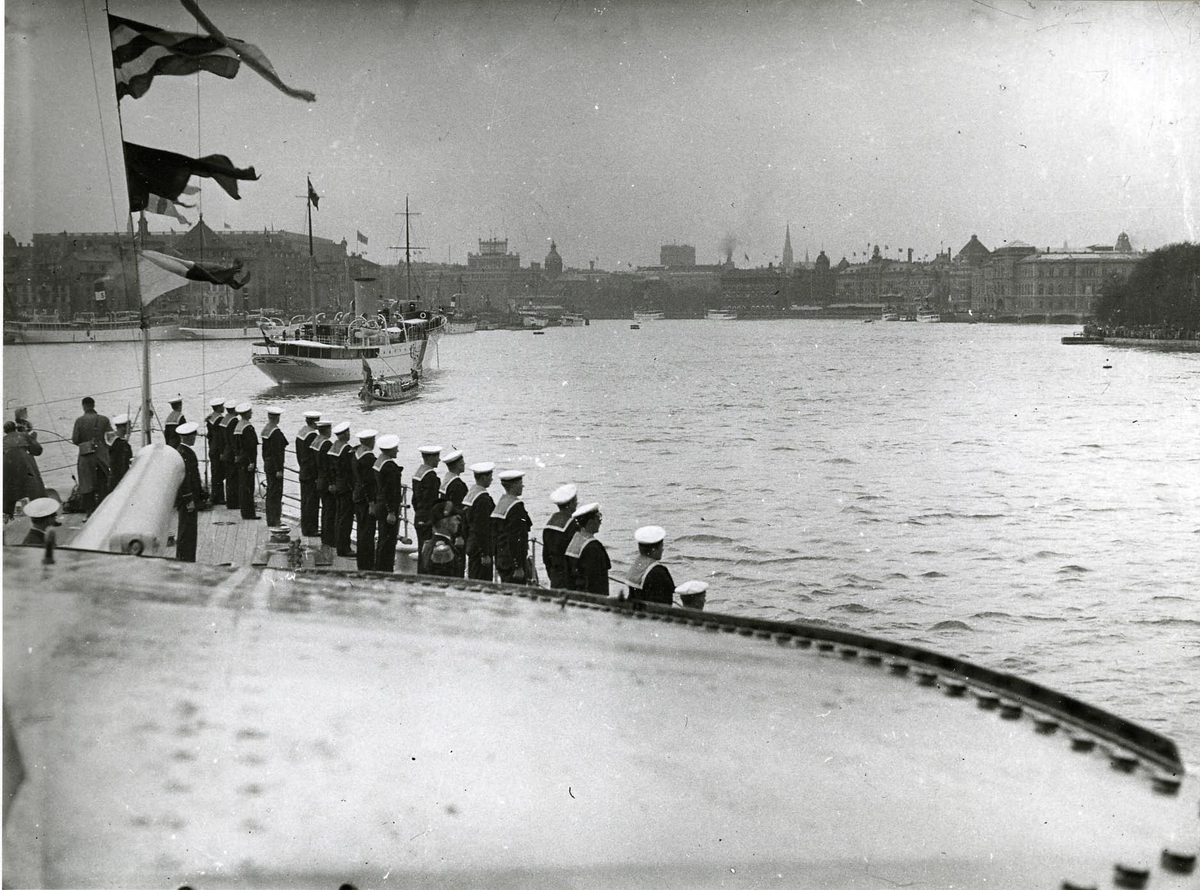 Relingsmanning på pansarskeppet Sverige på Stockholms ström.
I bakgrunden danska kungayachten Dannebrogen och Vasaorden.