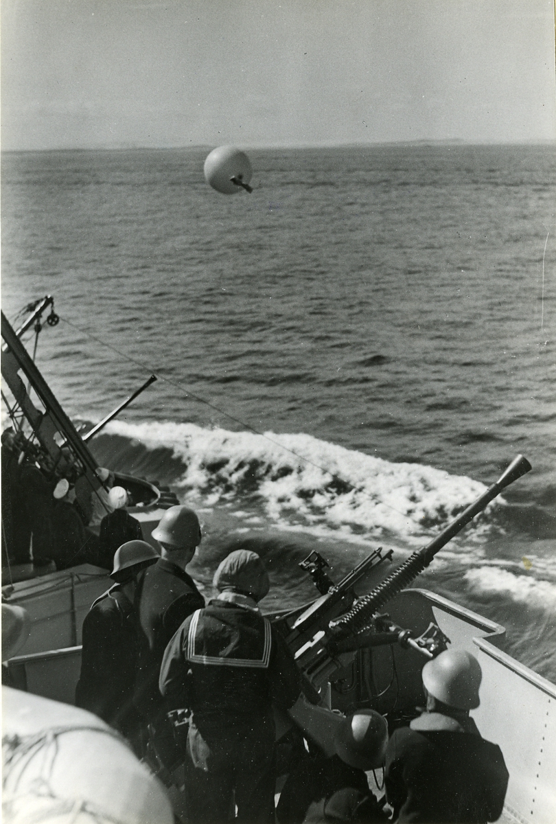Målskjutning mot ballonger.
