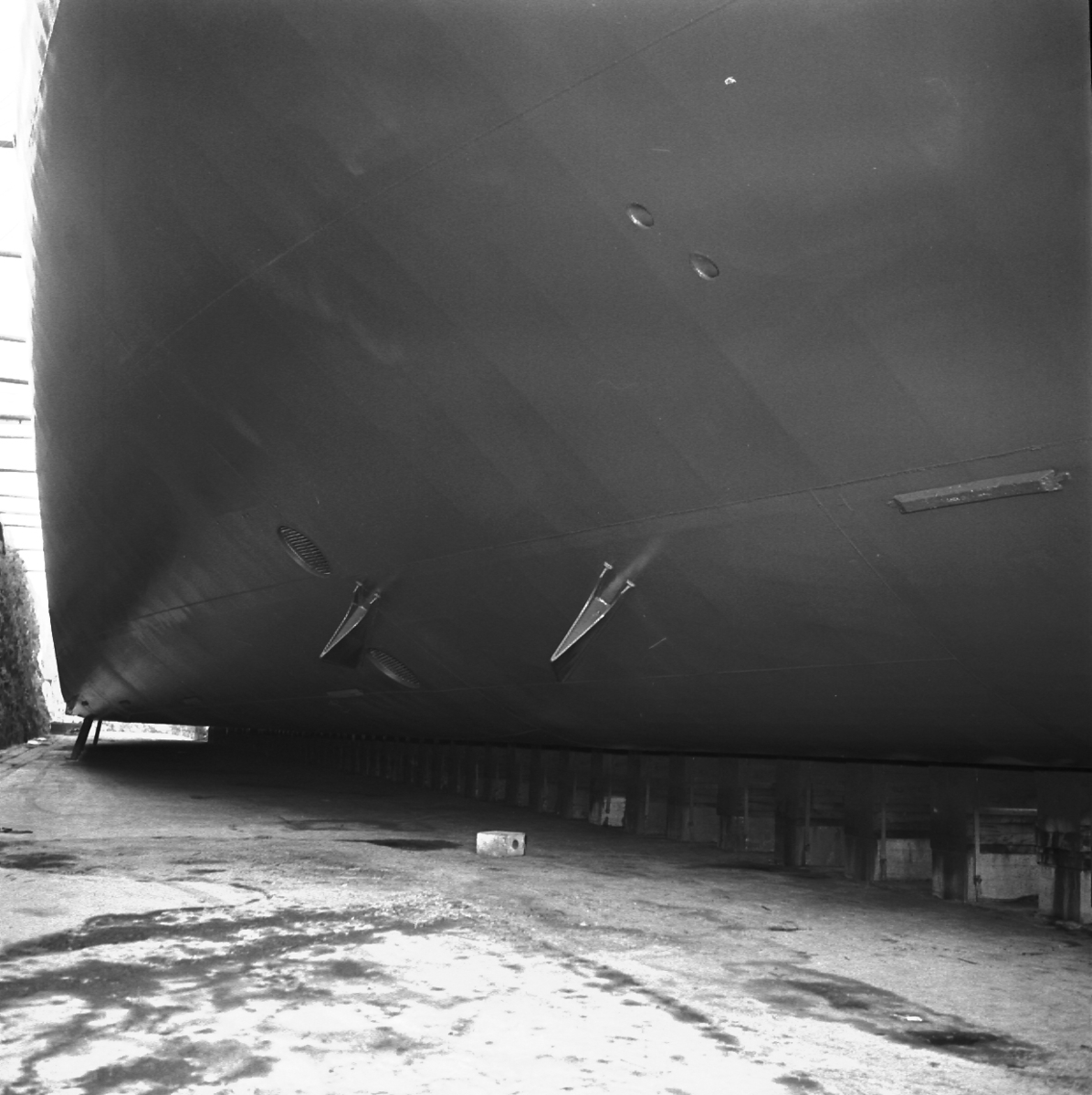 V82990
