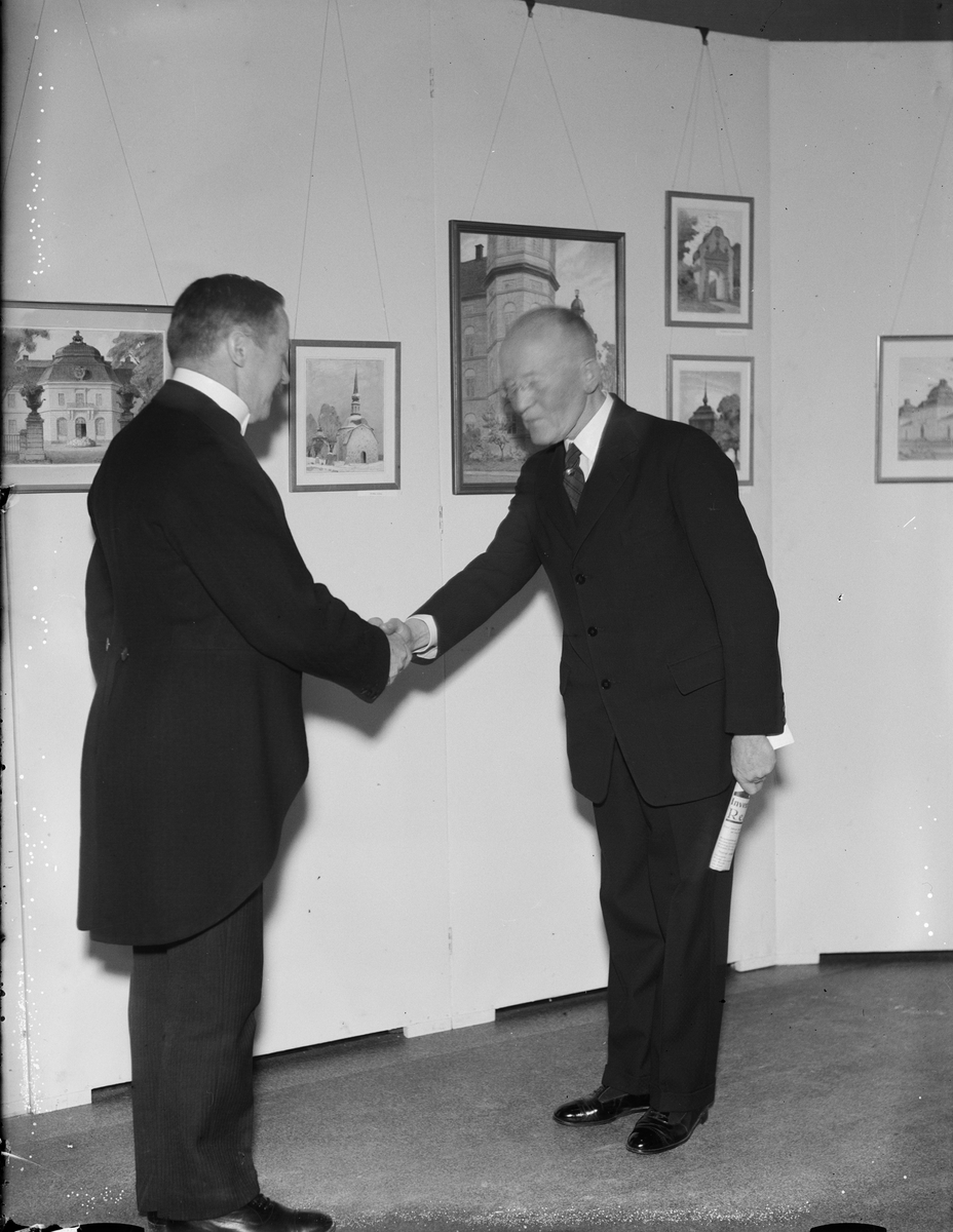 Landshövding Sigfrid Linnér tackar arkitekten Ferdinand Boberg på Bobergutställningen, Lundquistska Bokhandeln, Östra Ågatan 31