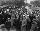 Sista april-firande på Drottninggatan och Nybron, Uppsala 1935