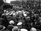 Sista april-firande på Drottninggatan och Nybron, Uppsala 1935