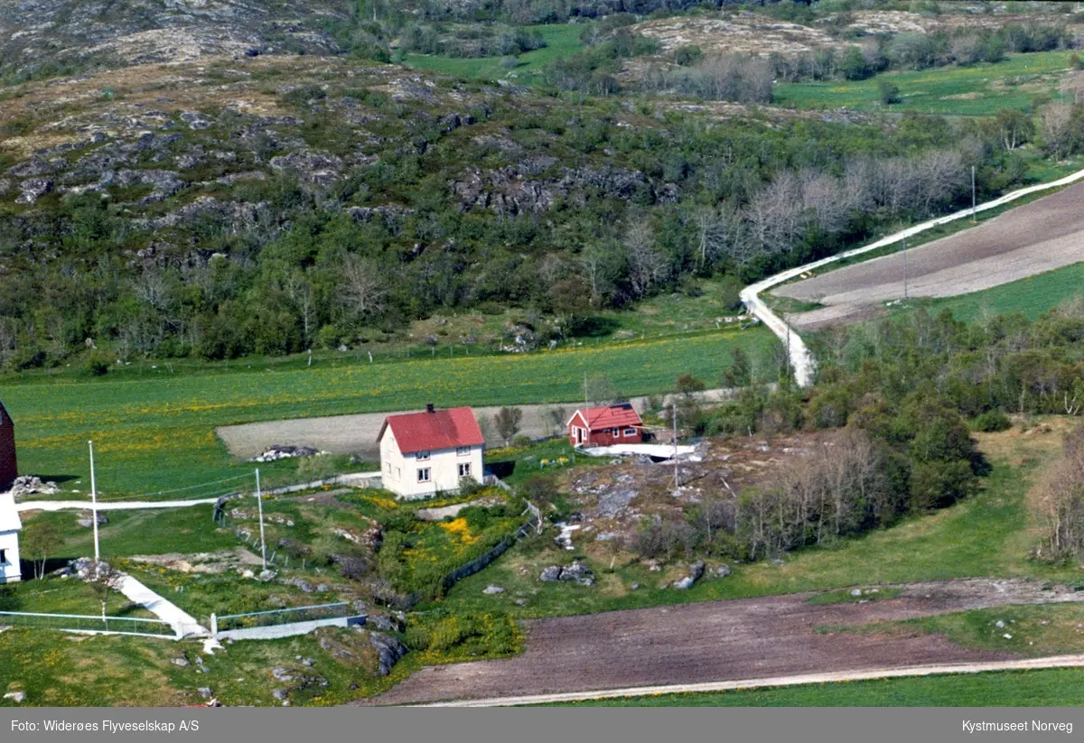 Flyfoto over gård på Settnøya i Vikna kommune