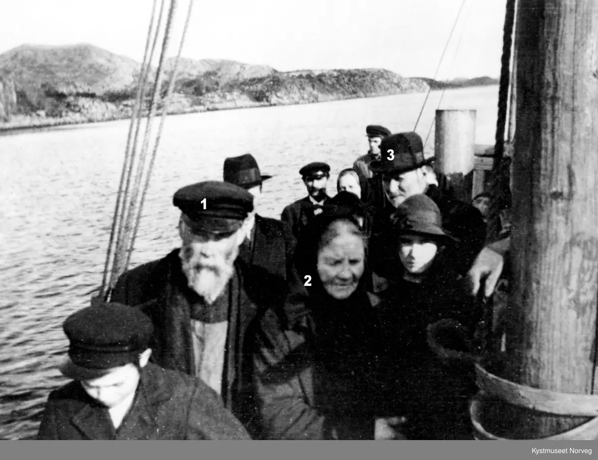 Gravferden til  Anna Lyngsnes. Nr. 1. Nils Drag, Oline Lyngsnes og Hans Lyngsnes, ellers ukjente i Langsundet