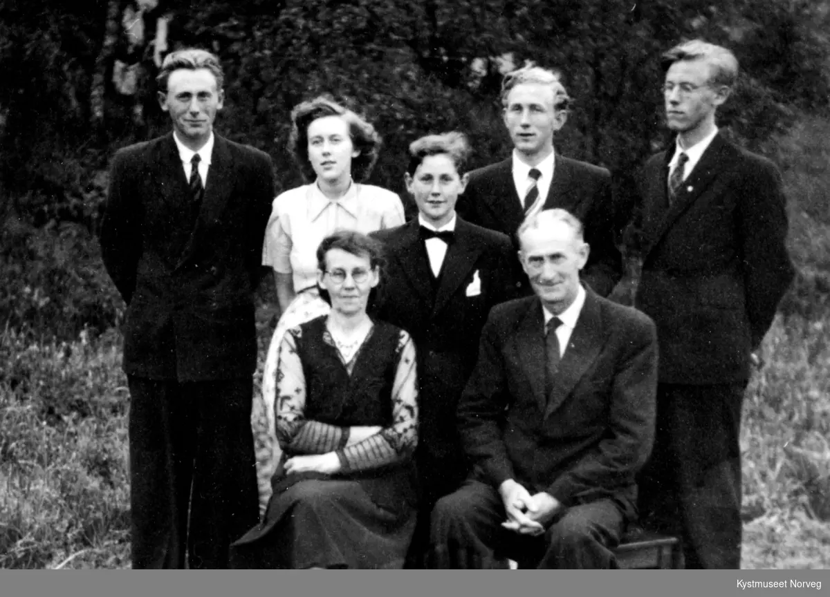 Konfirmant Harald Gravseth med familien på gården Aust-Berg