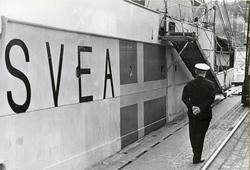 En vid Skeppsbron, Stockholm, liggande svensk ångare har för
