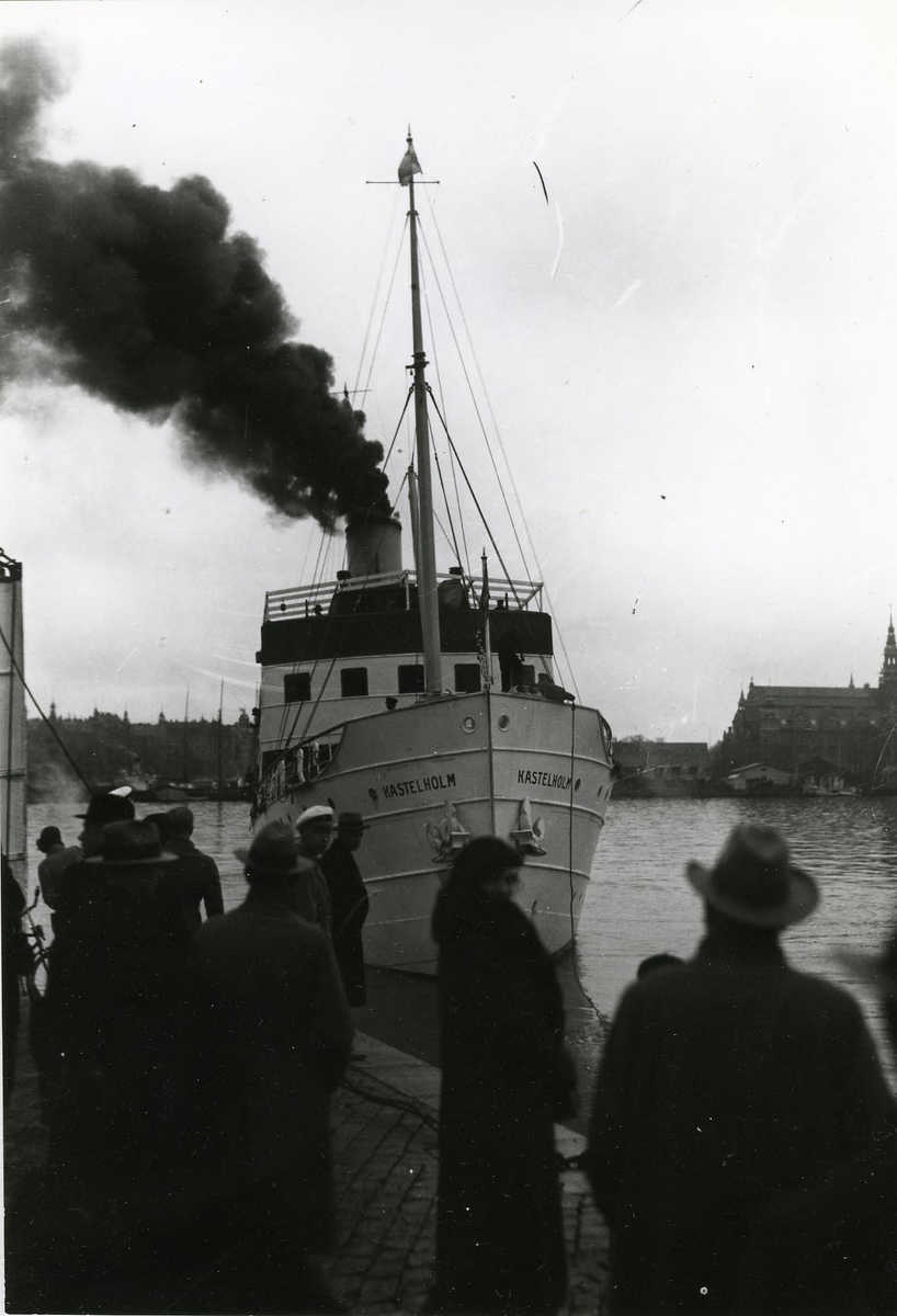 Stockholm, Norra Blasieholmen.  Ångfartyget Kastelholm av Stockholm liggande vid norra Blasieholmskajen.
