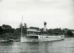 SANDHAMNS EXPRESS (tidigare NORRSKÄR) på ingående tur mot Stockholm i Sandhamnssundet vid Telegrafholmen.