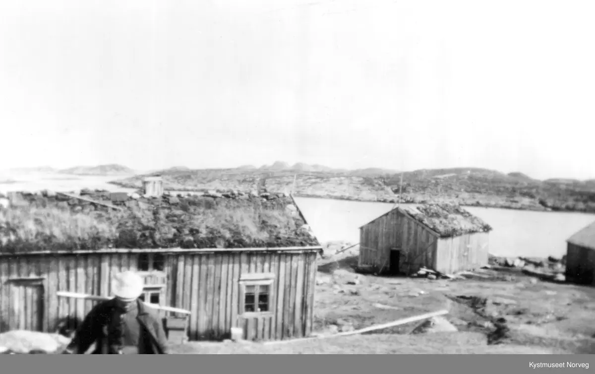 Johan Jacobsen Valø bærer vann i  Skjærværet