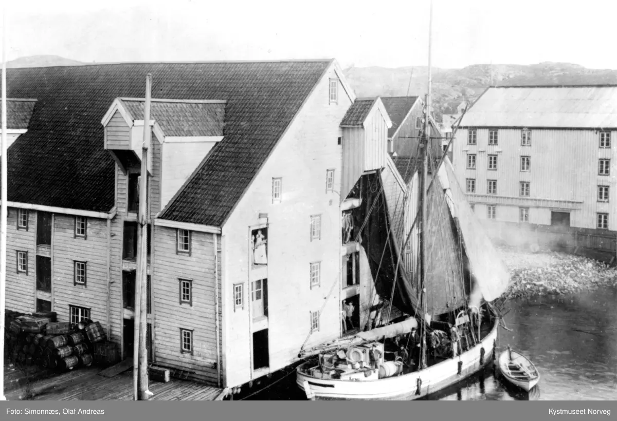 Frakte-og fiskebåten "Johanne" 58` ved bryggen i Kristiansund