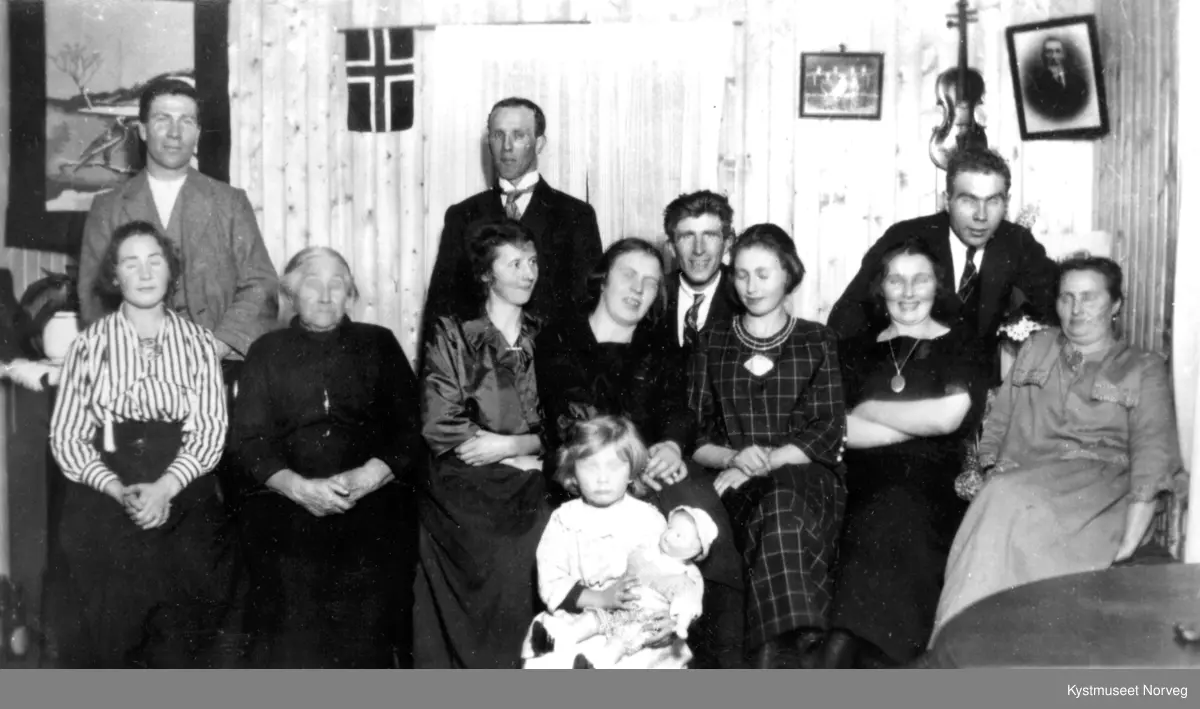 Foran fra venstre: Kornelie Aunet Hasvåg, bak Hartvik Hasvåg, Ingeborg Hasvåg, Helga Hånes, Harald Hånes, Ingrid Strøm, Ingfrid Hasvåg Jackobsen, ukjent, Jonetta Båtsvik, Synnøve Båtsvik, Evald Båtsvik, Beret-Anna Båtsvik i selskap på Hårnes i Flatanger kommune