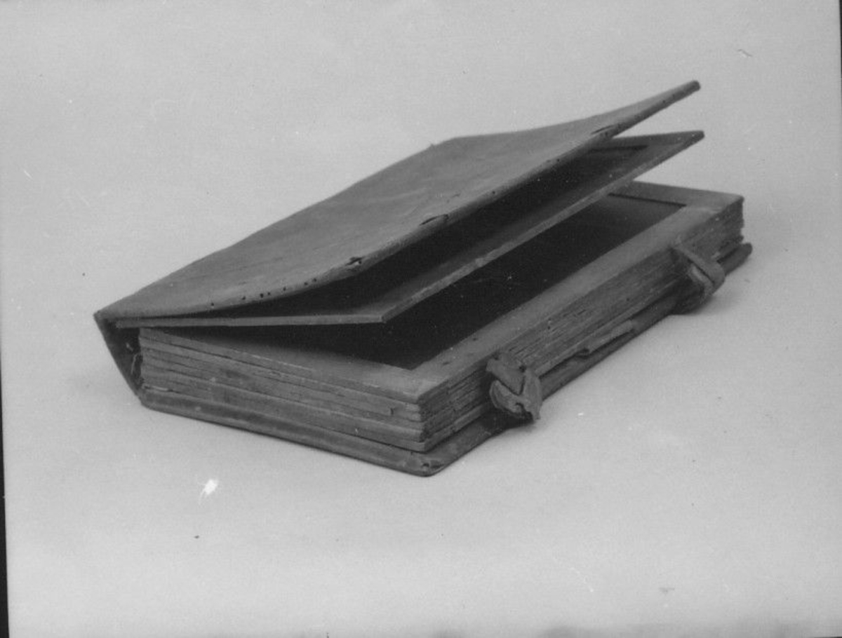 7 stk tosidig steintavler innbundet i helt skinnbind med fast rygg med permer av tre og 2 hengsler i front. Steintavlene er enkeltvis innrammet i tre. På bakpermen er det innlimt en liten hylse av skinn/pergament til en griffel under forsatspapiret. Steintavlene har vært festet på 3 stk brede lerretsbånd i ryggen. Boken har vært reparert sekundært.