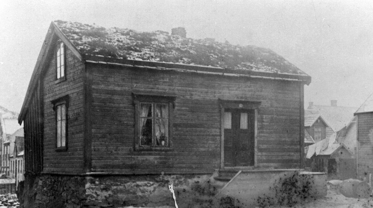 Hus med torvtak i Harstad sentrum.