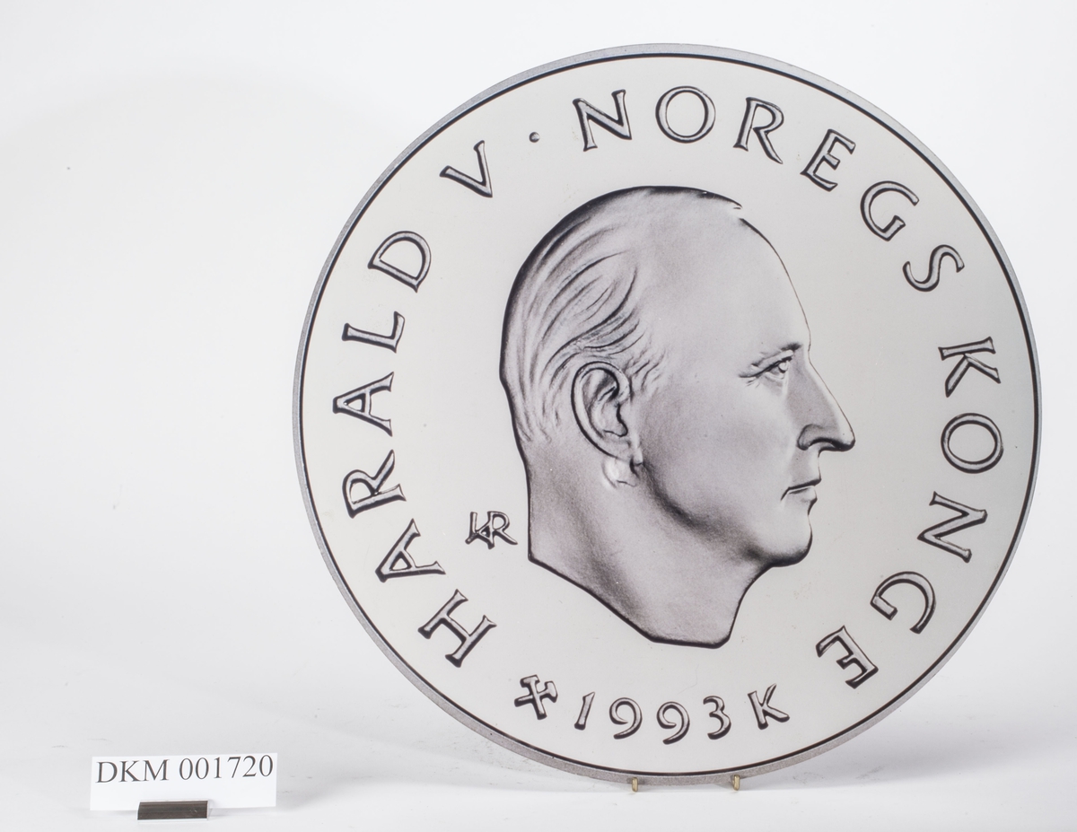 Advers: Kong Harald V i høyrevendt profil. 
Revers: Fire barn som går på skøyter med stjerner omkring og OL-symbolet over.