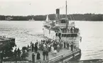 S/S Norrtelje av Vaxholm vid ångbåtsbryggan, Köpmanholm.
Foto omkring 1938.