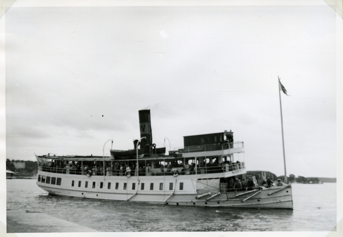 Identiskt fotografi i CG Jacksons samling med Acc nr 1956:1055, Fo22082. Fotodatum 1952-08-15, fartyget lämnar Vaxholm på ingående till Stockholm