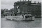 Foto i svartvitt visande passagerarångfartyget  BLIDÖSUND på Nybroviken 1953.