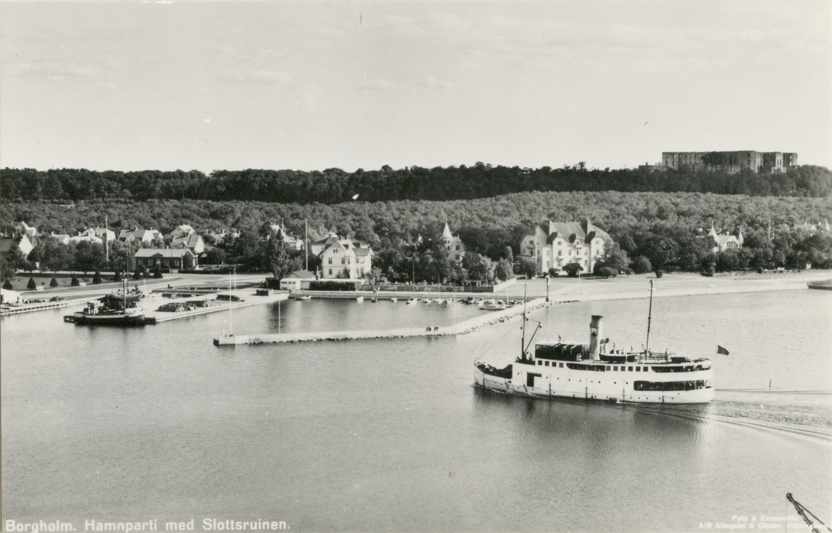 Foto visande Borgholm, hamnparti med slottsruinen samt Kalmarsund II