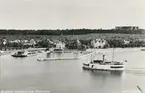 Foto visande Borgholm, hamnparti med slottsruinen samt Kalmarsund II