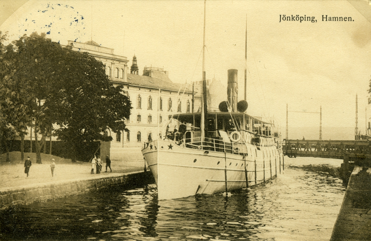 Jönköping. Hamnen.
Motala Express liggande i kanalen mellan Vättern och Munksjön. Till vänster skymtar Stora hotellet.