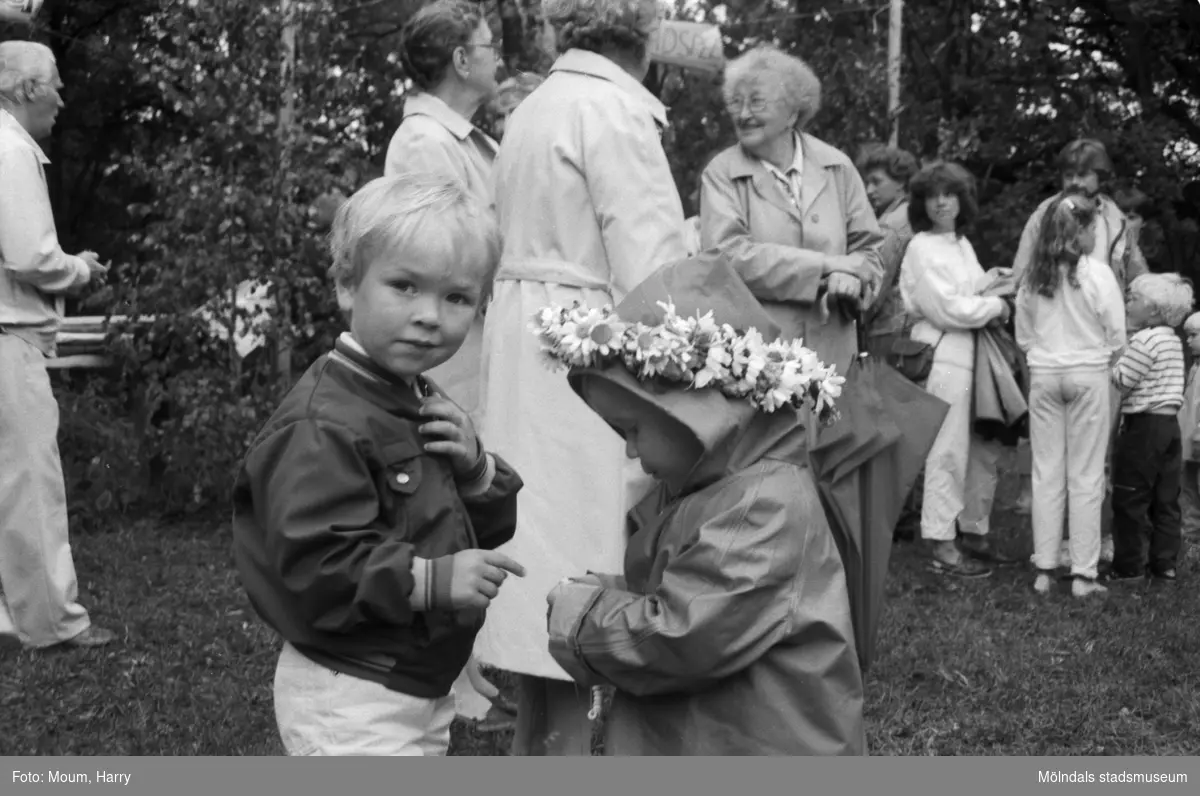 Midsommarfirande i Bunketorp, Lindome, år 1984.

För mer information om bilden se under tilläggsinformation.