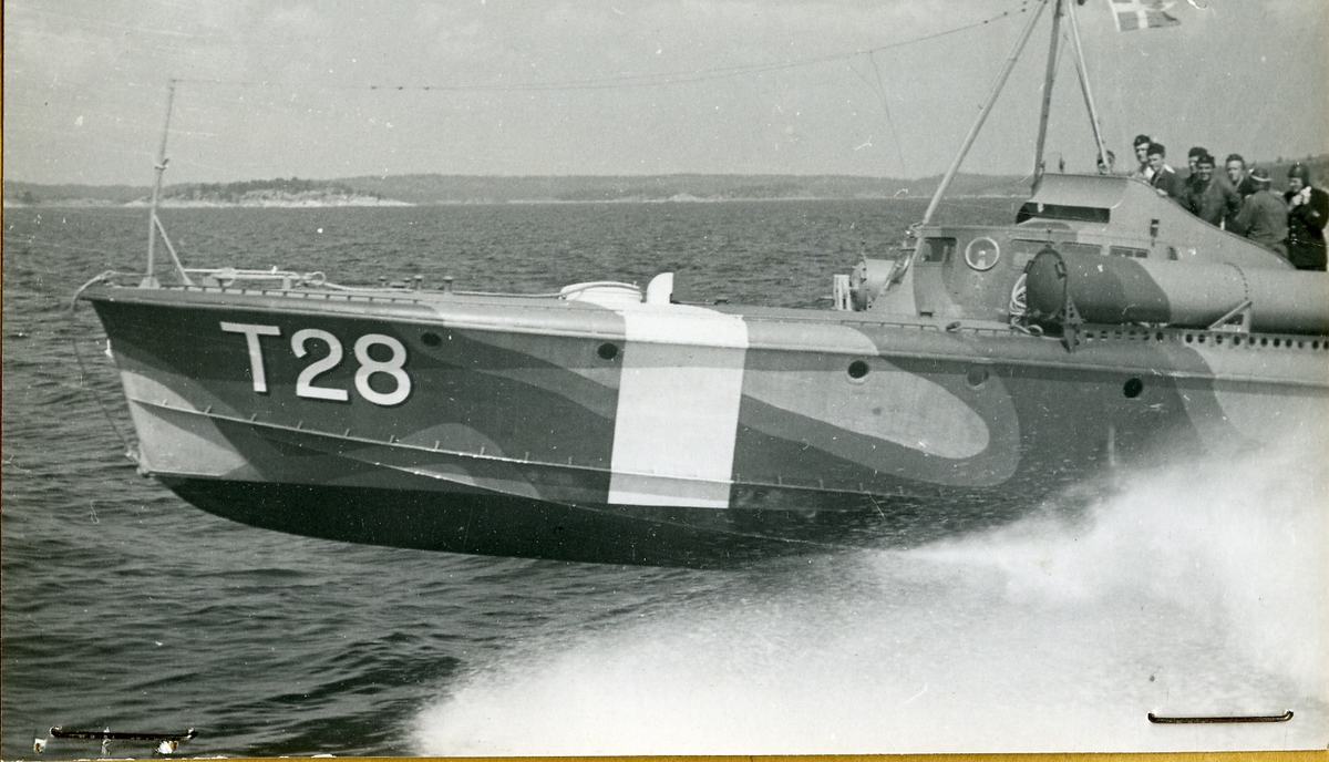Motortorpedbåt T 28 i full fart i skärgården.
