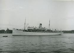 På ingående till Skeppsbron, Stockholm 16.8.-1951.
Se Svensk