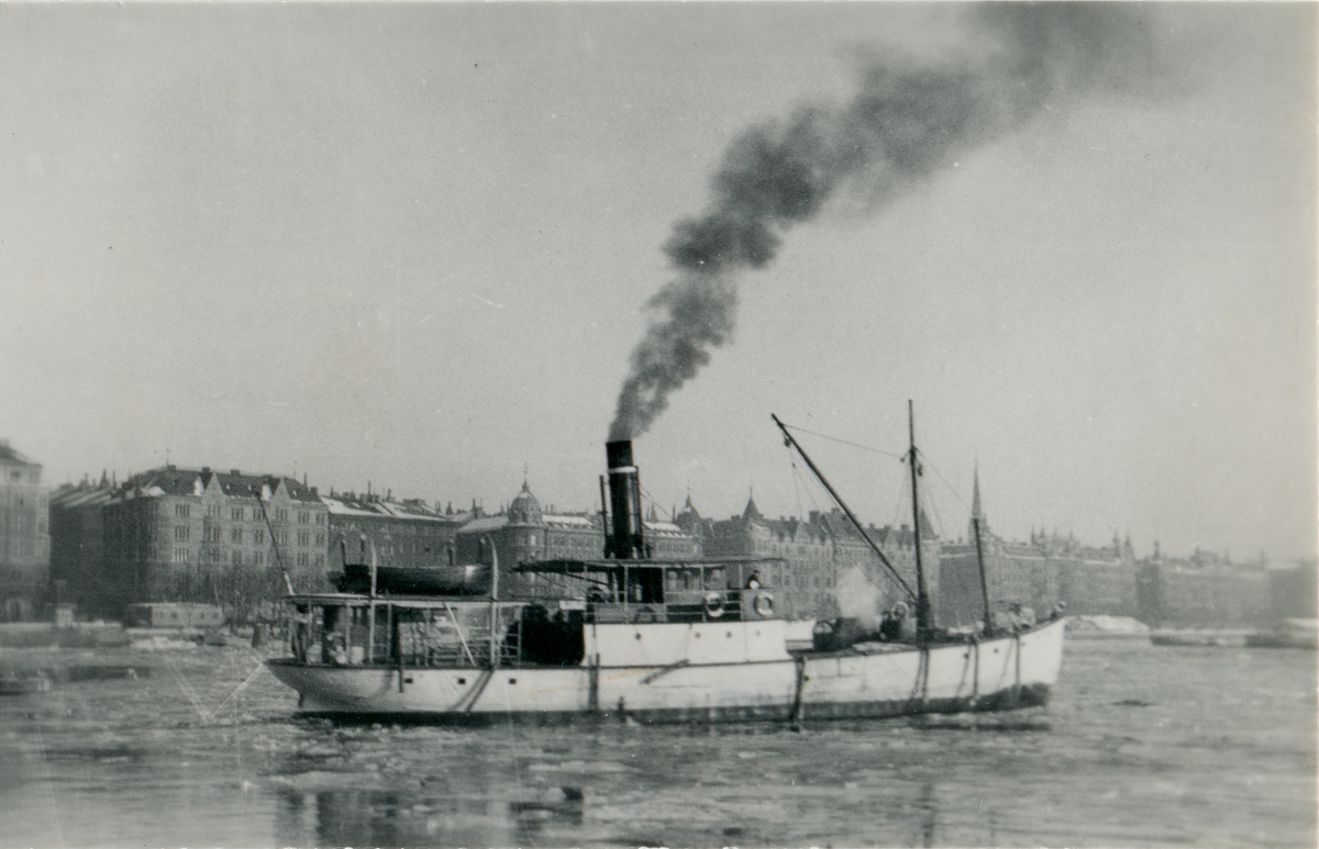 Passagerarångfartyget Nya Uppsala i Hammarbyleden 1933. [Helt fel, i vattnen utanför Strandvägen]