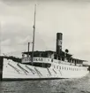 Foto i svartvitt visande passagerarångfartyget Storskär av Vaxholm vid Väsbystrands ångbåtsbrygga, Ljusterö, år 1958