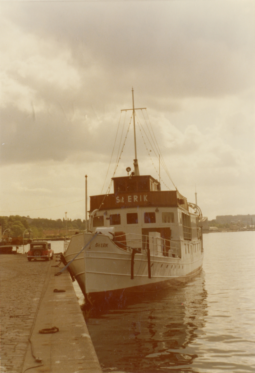 Foto i färg visande passagerarmotorfartyget S:t Erik av Stockholm vid Strandvägskajen i Stockholm 1974.