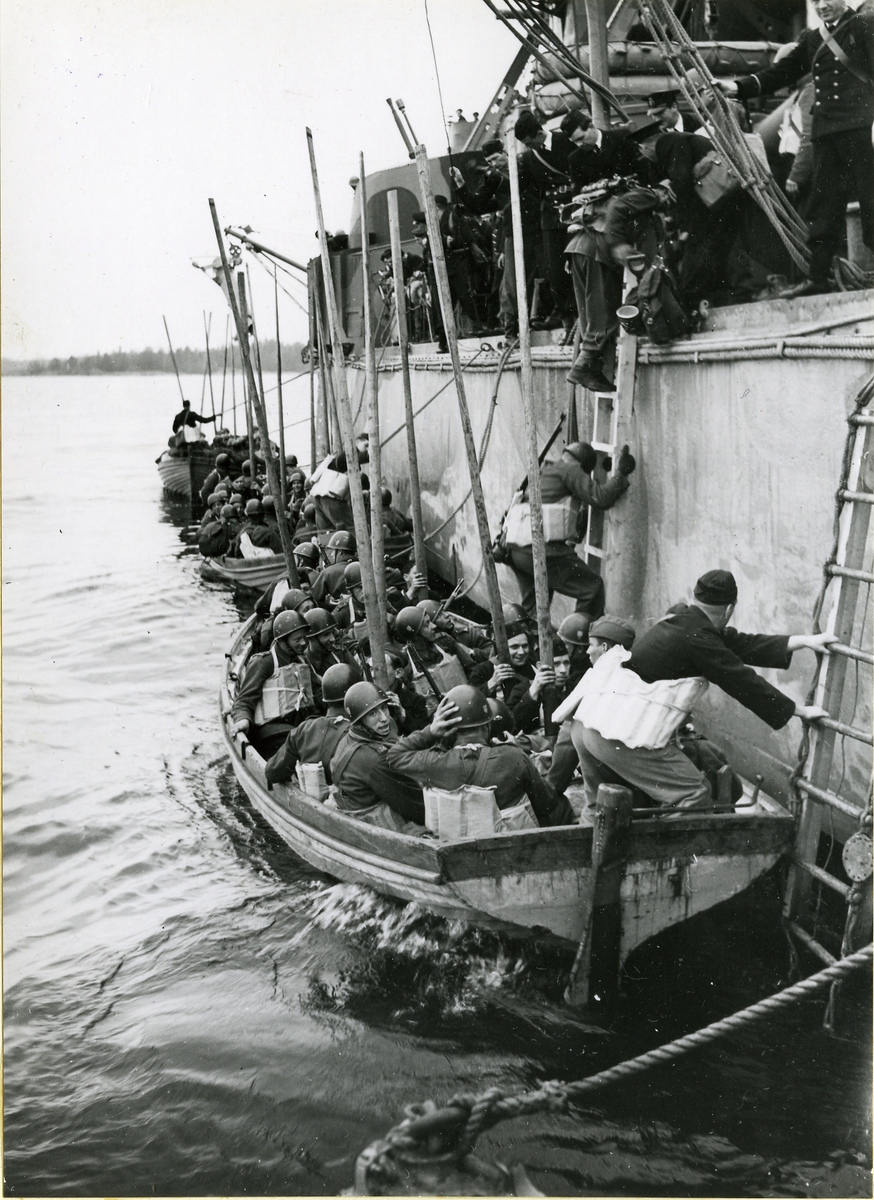 Samövning 1943. Infanterister i båtarna