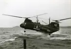 Helikopter typ Vertol 107 vid sjöräddningsövning.