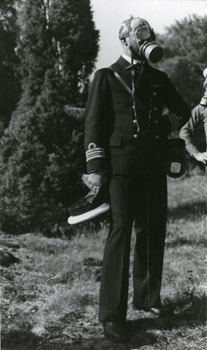 Officer med en gasmask på land.