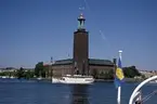 S/S Mariefred på Riddarfjärden, Stockholm. I bakgrunden Stockholms stadshus.