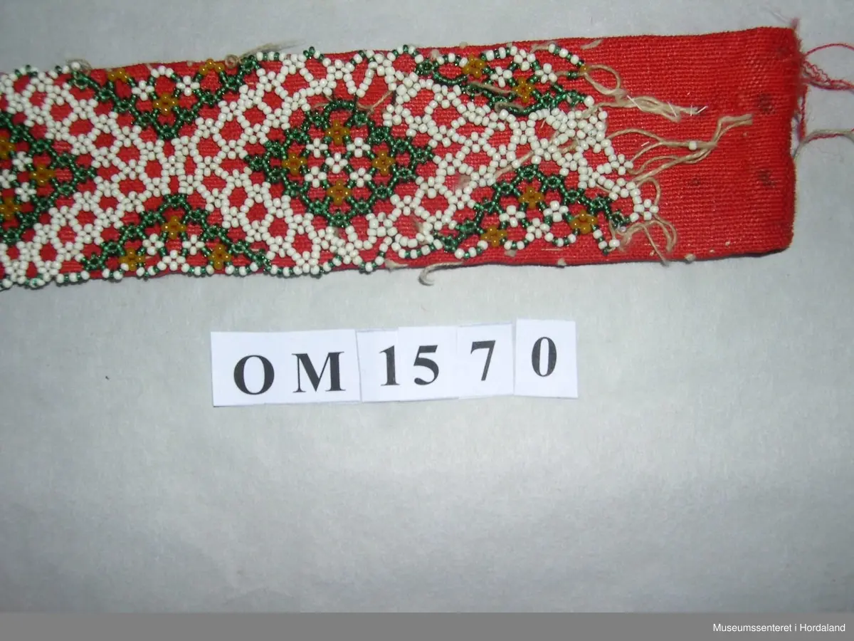 raud botn i lin, perlebroderi i kvitt,grønt,gult