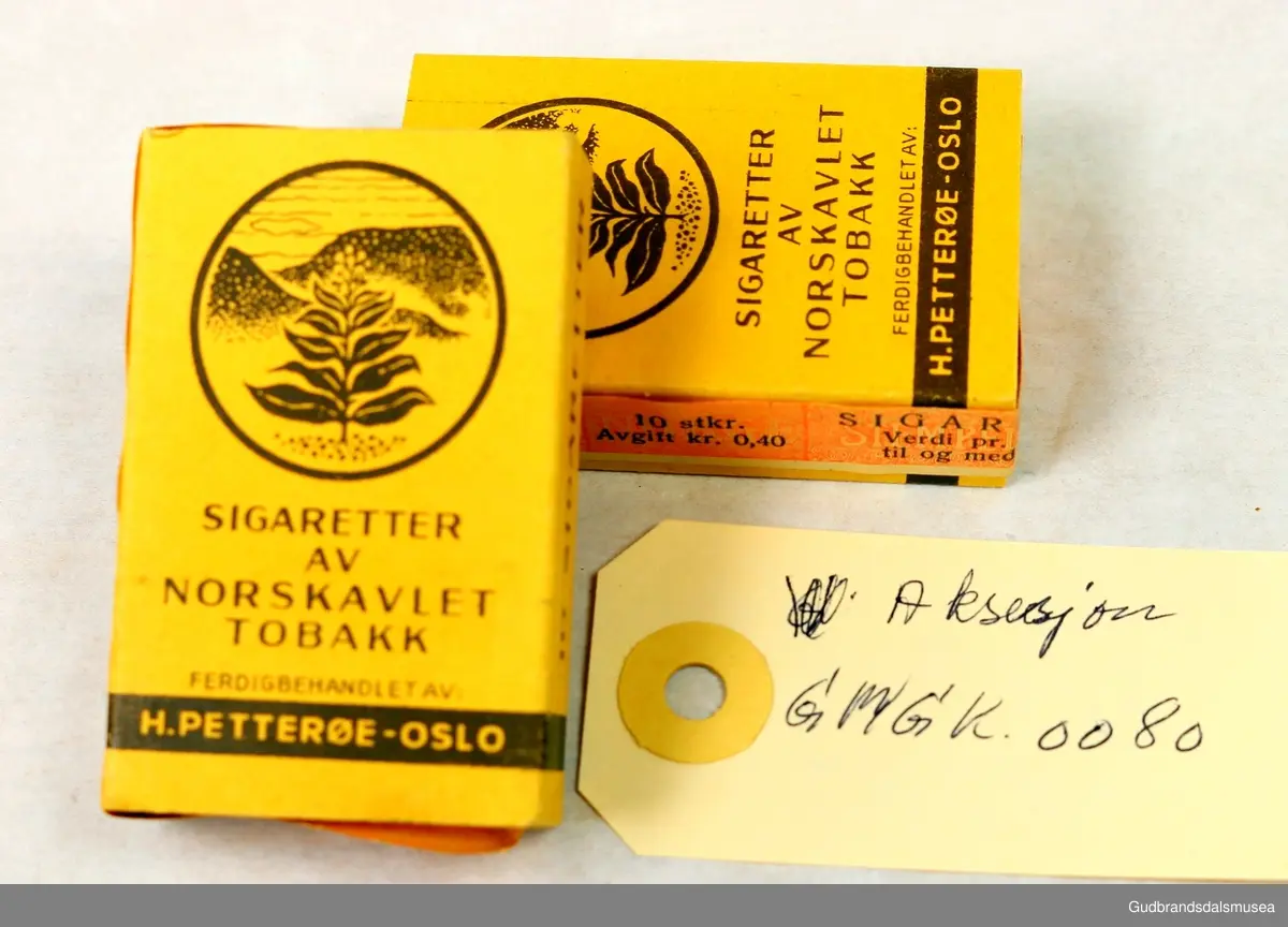 Sigaretter av norskavlet tobakk. 2 like pakker fra samme giver.

SIGARETTER AV NORSKAVLET TOBAKK. Ferdigbehandlet av: H.PETTERØE - OSLO. 10 SIGARETTER.

Norsk avlet. H. PETTERØE OSLO.  10 stkr. Avgift kr. 0,40.  SIGARETTER Verdi pr. 100 stkr. til og med kr. 10,10.