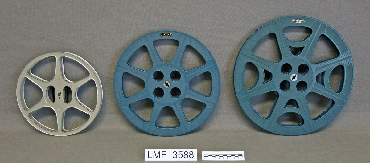 Amerikansk filmframviser beregnet på 16 mm film.
Avtagbar lydenhet som ble festet på framviseren før transport.
5 tilhørende, tomme filmruller i 4 ulike størrelser.

Produsent og tittel på selve framviseren :
     Bell & Howell - TQIII Specialist Model 1695

Produsent og tittel på lydenheten (avtagbar) :
     Bell & Howell - Filmosound