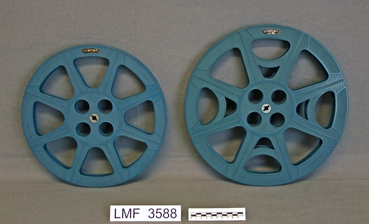 Amerikansk filmframviser beregnet på 16 mm film.
Avtagbar lydenhet som ble festet på framviseren før transport.
5 tilhørende, tomme filmruller i 4 ulike størrelser.

Produsent og tittel på selve framviseren :
     Bell & Howell - TQIII Specialist Model 1695

Produsent og tittel på lydenheten (avtagbar) :
     Bell & Howell - Filmosound