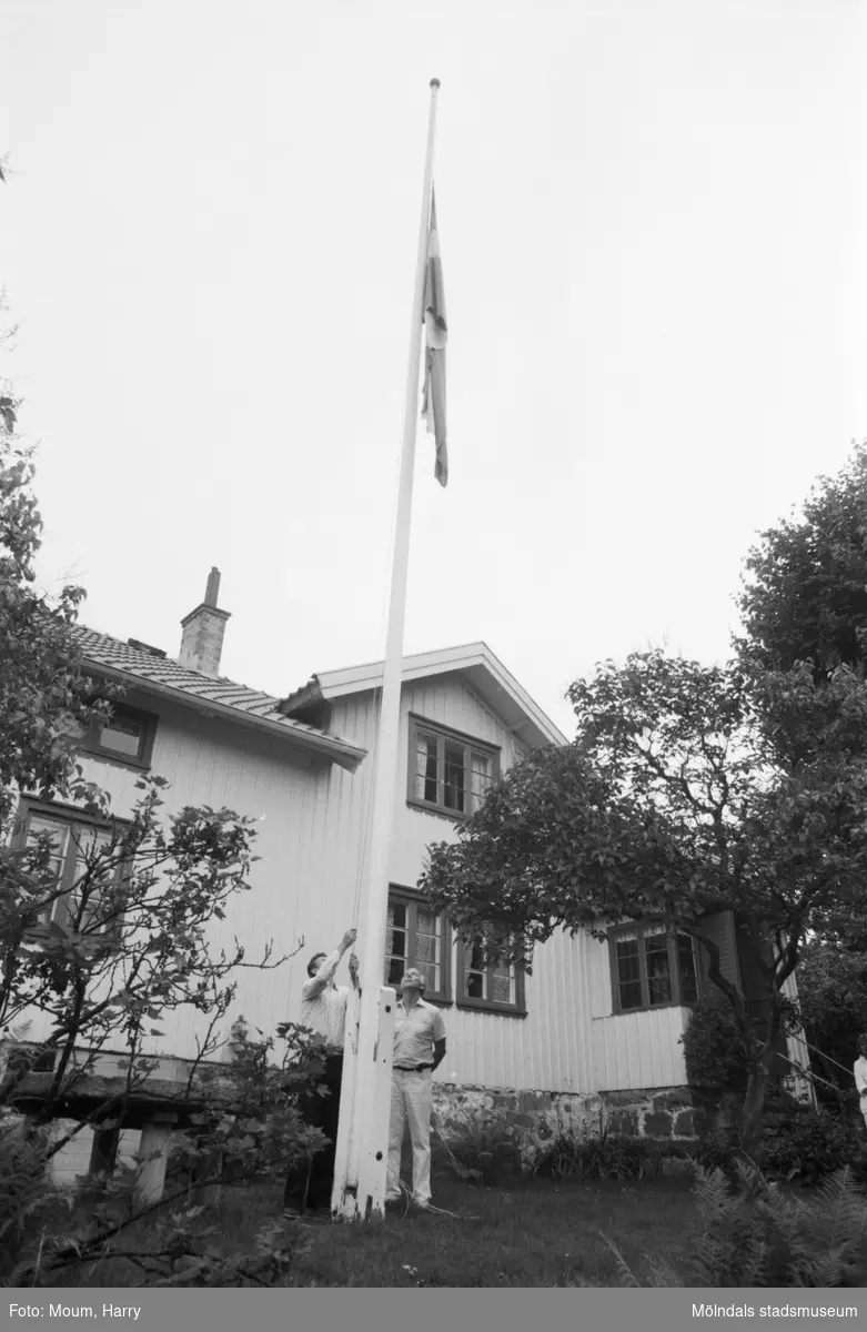 Gudstjänst vid Börjesgården i Hällesåker, Lindome, år 1984.

För mer information om bilden se under tilläggsinformation.