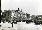 Blasieholmskajen i Stockholm i början på 1900-talet.
I bakgrunden Grand Hotel i ursprungligt skick. Längst till vänster skymatar Fersenska Terassen.