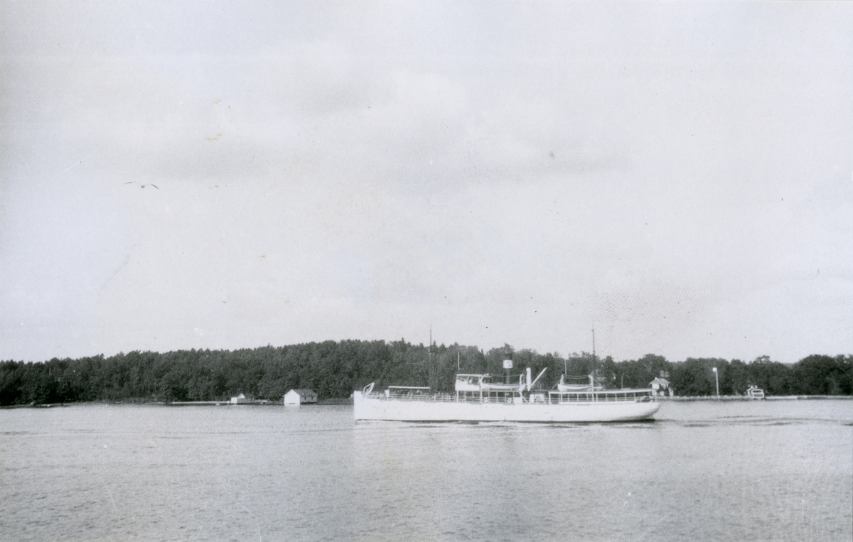 Sveabolagets ångare CARL XV vid Edlunda-Karlsudd i Stockholms skärgård.