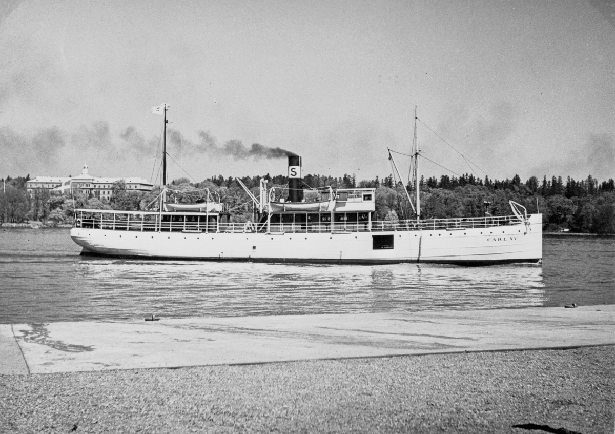 CARL XV byggda av järn i Stockholm år 1873.
Maskinstyrka 520 bruttoton 546,45 längd 49,41 bredd 7,50.
Tillhörde Stockholm Red.ab. Svea.
Foto: Dagens Nyheter.