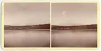 Stereoskopbilder med vy över Lappländskt landskap. Kvikkjokks by sedd från Kålgårdsholmen tvärs över Kamajokkforsen. I fonden fjäll.