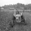 Plöjning med hjälp av en Grålle i Forshälla oktober 1960