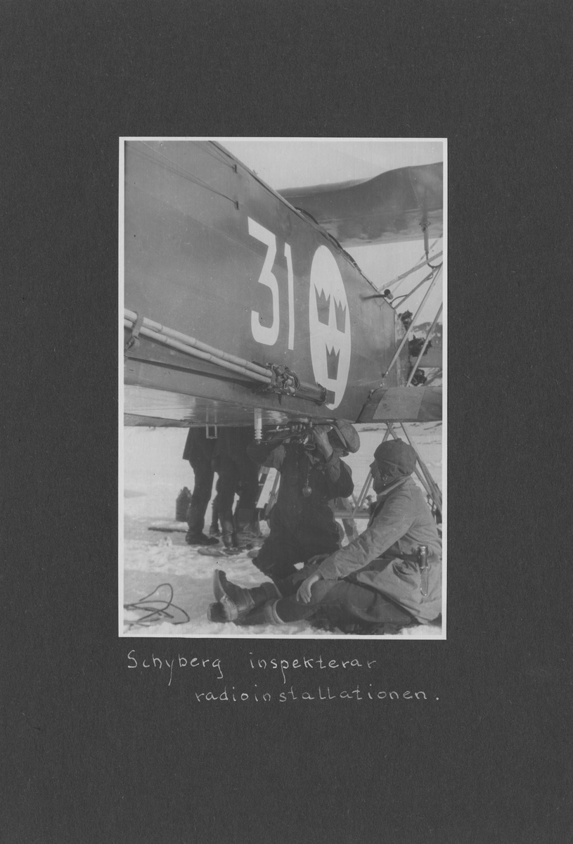 Svenska Spetsbergsexpeditionen 1928, band 2.    Band 2 av 5 dokumentationsalbum från svenska Spetsbergsexpeditionen år 1928, där Umberto Nobile och besättningen på luftskeppet Italia räddades.  49 fotografier monterade på 27 albumblad.    Motiv: Räddningsexpedition av Umberto Nobile, lägret vid det kraschade Italia-fartyget; Einar Lundborgs strandad på isen, tillbaka i lägret efter räddning.  Personer, flygplan, natur, omgivningar, mm.